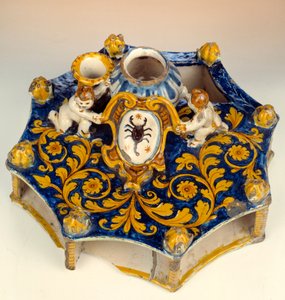深蓝色、黄色和淡绿色用珐琅 (maiolica) 制成的八节书写。 1560-1570 Enouen，国家文艺复兴博物馆 作者 未知艺术家