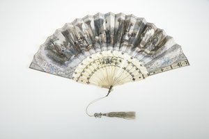 扇子，约 1850 年，彩纸、骨、银和丝绸和金属线流苏，制造商未知 作者 未知艺术家