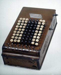 毛毡计算器：Comptometer 作者 未知艺术家