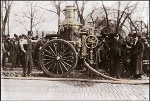 纽约消防队的消防泵，1909年。 作者 未知艺术家