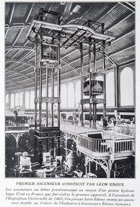Léon Edoux在1867年世界博览会上建造的第一台电梯 作者 未知艺术家