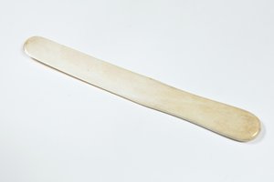 查尔斯-狄更斯拥有的象牙纸刀，约1850年 作者 未知艺术家