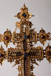 灵位十字架。金属加工，带有Juwels。源自修道院（Saint-Amand Tournai，前Elnone。16世纪。十字架的中心细节。 作者 未知艺术家