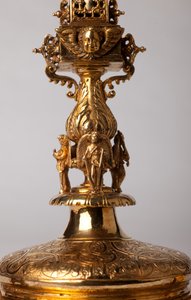 灵位十字架。金属加工，带有Juwels。源自修道院（Saint-Amand Tournai，前Elnone。16世纪。细节。 作者 未知艺术家