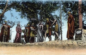 卢尔德的髑髅地（十字架之路）：Xeme 站 - 耶稣被剥去衣服。 作者 未知艺术家