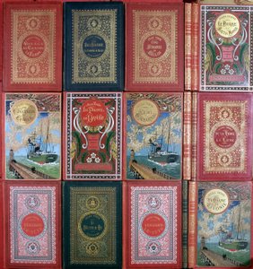 以 Hetzel 版本出版的儒勒·凡尔纳 (Jules Verne) 书籍的各种封面。 儒勒·凡尔纳图书馆收藏。 巴黎。 作者 未知艺术家