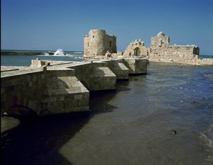 建于 1227 年的西顿海城堡景观 作者 未知艺术家