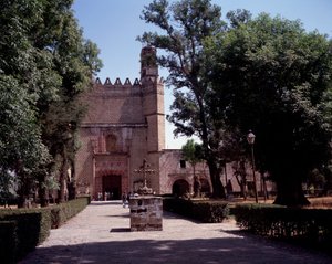 墨西哥艺术：可追溯至 1571 年的奥古斯丁修道院（圣奥古斯丁阿科尔曼修道院）的景色。十字架由特基基土著艺术家制作。 墨西哥。 阿科尔曼 作者 未知艺术家