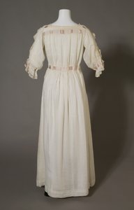 Bertha Palmer 的睡衣，约 1880 年，白色棉布、蕾丝、刺绣和丝带。 作者 未知艺术家