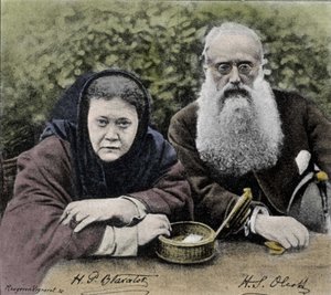 埃琳娜·彼得罗夫娜·布拉瓦茨基 (Elena Petrovna Blavatsky，1831-1891 年)，俄罗斯神学家，1875 年与亨利·斯蒂尔·奥尔科特 (Henry Steel Olcott) 共同创立神智学会。 作者 Unknown artist