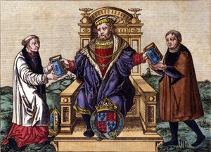 英格兰国王亨利八世（1491 - 1547）在宝座上向两位朝臣散发《圣经》的画像。着色版画。 作者 未知艺术家