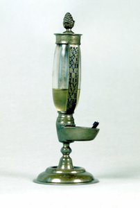 时间测量：18 世纪的油钟。 作者 未知艺术家