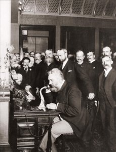 10月18日，亚历山大-格雷厄姆-贝尔（1847-1922）在从纽约到芝加哥的长途线路的落成典礼上。 作者 未知的摄影师