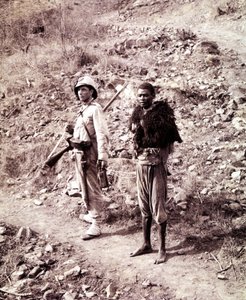 一名意大利士兵和一名阿比西尼亚囚犯在前往 Ghinda 的路上。 作者 未知的摄影师