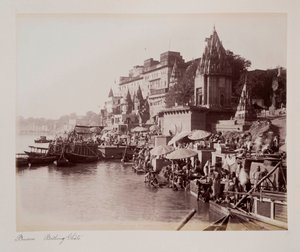 Benares Bathing Ghâts, c.1885 (sepia photo) 作者 未知的摄影师