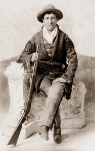 灾星简和她的步枪。臭名昭著的边境人物灾星简（Martha Jane Cannary，约1850年）的老照片。 作者 未知的摄影师