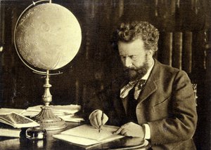 Camille Flammarion 在她的工作台上 作者 未知的摄影师