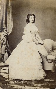 奥地利的伊丽莎白（茜茜）（1837-1898）1860年--维特尔斯巴赫的伊丽莎白（1837-1898）（茜茜）肖像，奥地利的印象（1854-1898）和匈牙利的女王（1867-1898）。 作者 未知的摄影师