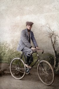 费尔南-奥克斯骑自行车，法国，约 1920 年（照片） 作者 未知的摄影师