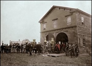 Fire brigade posing in front of the barracks, Alexandria. Virginia, United States. 1863. Photography 作者 未知的摄影师