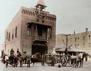 消防队在洛杉矶军营外摆姿势。 美国加利福尼亚州。 1887. 摄影 作者 未知的摄影师