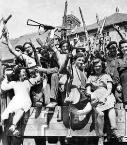 法国游击队狙击手解放诺曼底的一个村庄，1944 年 6-7 月（黑白照片） 作者 未知的摄影师