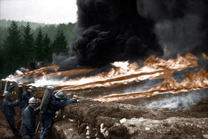 在战壕中使用火焰喷射器的法国士兵，Chemin des Dames 作者 未知的摄影师