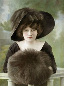 法国喜剧演员 Cora Laparcerie（1875-1951 年）1 月 1 日的照片，选自法国报纸 "Le Theatre"。 作者 未知的摄影师
