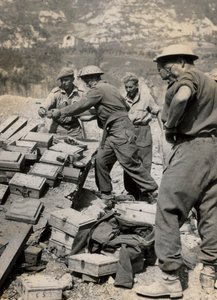 盟军新一轮推进期间，南非第六装甲师工兵在清理瓦多公路及周边地区时排除的德国地雷 作者 未知的摄影师