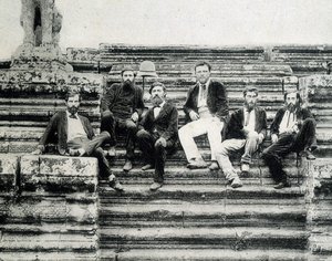 Group portrait of members of the Mekong Exploration Expedition 1866-1868 (Garnier, Doudart de Lagrée) on the steps of Angkor Vat. 作者 未知的摄影师