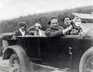 Helene Berg、Alma Mahler、Franz Werfel 和 Alban Berg 在车中合影 作者 未知的摄影师