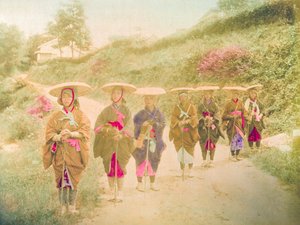 日本妇女七名日本妇女在乡村公路上站成一排。日本，约 1910 年。 作者 未知的摄影师
