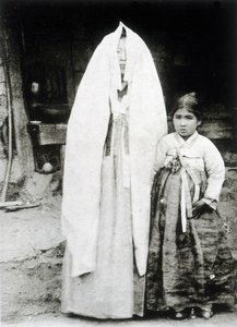 韩国女人和年轻女孩 作者 未知的摄影师
