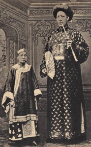Les Monsters，中国的巨人。摄影，19世纪末，巴黎。私人收藏。 作者 未知的摄影师