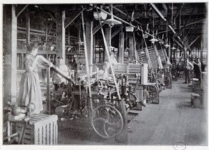 Manufacture of packaging at the Van Houten chocolate factory - photography, late 19th century 作者 未知的摄影师
