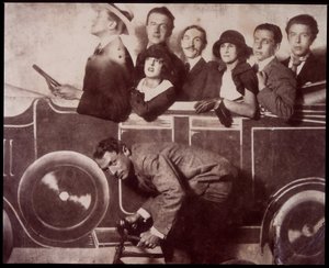 Max Morise、Simone Breton、Paul Eluard、Joseph Delteil、Gala Desnos、Andre Breton 和 Max Ernst（骑自行车），在蒙马特尔节上 作者 未知的摄影师