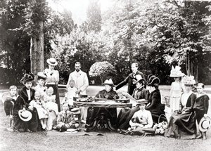 英国皇室成员，包括国王乔治五世、国王爱德华八世和维多利亚女王在花园聚会上。1895年至1901年间的摄影作品。 作者 未知的摄影师
