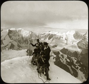 19 世纪末或 20 世纪初的登山活动：瑞士伯尔尼州伯尔尼阿尔卑斯山 Wetterhorner 山峰顶峰 Wetterhorn（字面意思是“时间之角”，3,692 m）的登山者小组 - 攀登， Cordee - 照片g 作者 未知的摄影师