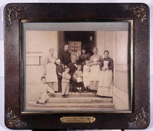 Pastor among English children treated preventive against rabies. Pastor Museum. 作者 未知的摄影师