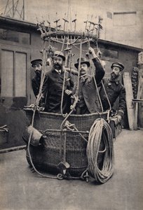 Photographic staging with a hot air balloon. Photography, late 19th century, Paris. Coll. Selva. 作者 未知的摄影师