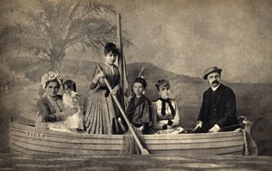一个家庭与摄影师的肖像，在一艘船上摆放。摄影，19世纪末，巴黎。Coll.塞尔瓦。 作者 未知的摄影师