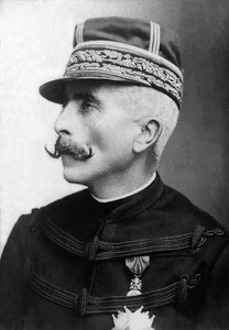 法国陆军将军加斯顿·亚历山大·奥古斯特·德·加利费特侯爵 (1830-1909) 的肖像。 作者 未知的摄影师