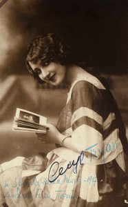 女演员塞西尔-特里安在 1918 年电影 "Spirale della morte "拍摄现场的肖像 作者 未知的摄影师
