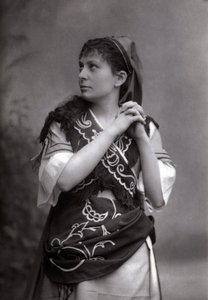 女高音歌唱家伊丽莎白-扬维尔在1881年查理-古诺的《萨莫拉的贡品》中的肖像。 作者 未知的摄影师