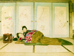 躺在蒲团上两名日本妇女躺在放在地板上的传统蒲团上。日本，约 1910 年。日本，东亚，亚洲。©Cultural Heritage Images/UIG/Leemage 作者 未知的摄影师
