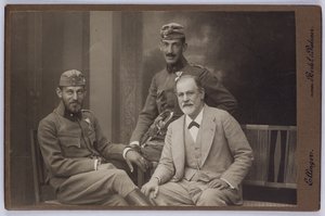 西格蒙德-弗洛伊德与儿子恩斯特和马丁身着军装，约 1916 年（黑白照片） 作者 未知的摄影师