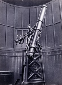 Giovanni Virginio Schiaparelli（1835-1910）在布雷拉（米兰）的天体物理学家的望远镜。他在火星上观察到直角形构造，称它们为火星运河（canali）。 作者 未知的摄影师