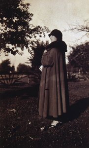 一位戴着帽子和外套的法国女人的复古照片，约 1920 年（黑白照片） 作者 未知的摄影师