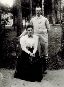 弗拉基米尔·德米特里耶维奇·纳博科夫 (1870-1922) 和埃琳娜·伊万诺夫娜·鲁卡维什尼科娃 (1876-1939)，匿名。 摄影师，约 1896 年，地区工作室博物馆，圣诞节 作者 未知的摄影师