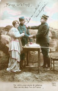 一战明信片，正面是一名士兵（poilu）和一名年轻女子（军事辅助人员）的结婚照，被一名军官认定为伏击。照片 作者 未知的摄影师